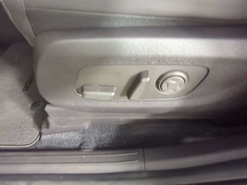 Used 2025 Kia Carnival EX FWD image 31