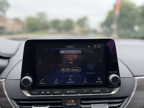 Used 2025 Nissan Altima 2.5 SV FWD image 17