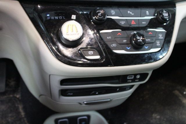 Used 2017 Chrysler Pacifica Touring-L Plus w/ Tire & Wheel Group FWD image 19