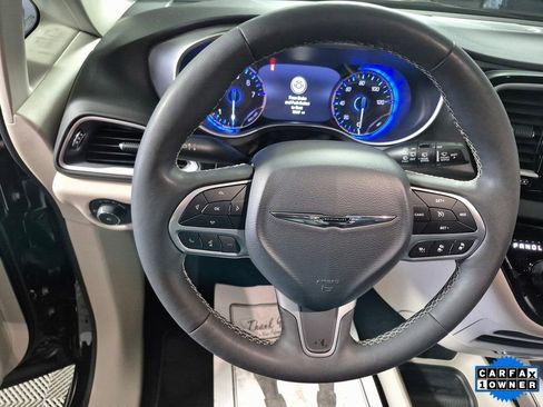 Used 2024 Chrysler Pacifica Touring-L image 11