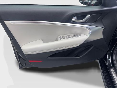 Used 2025 Genesis G70 2.5T image 31