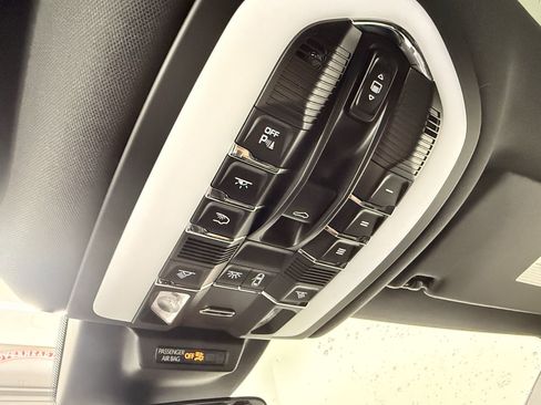 Used 2025 Porsche Macan image 31