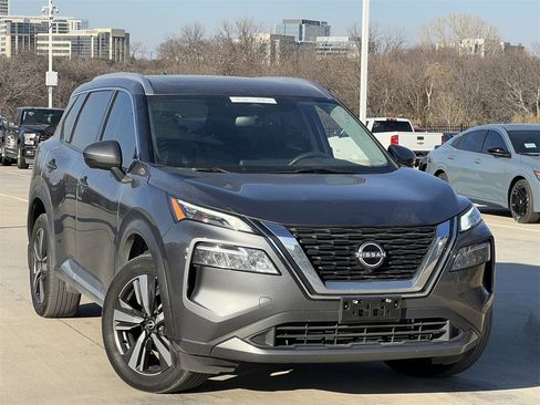 Used 2023 Nissan Rogue SL image 2