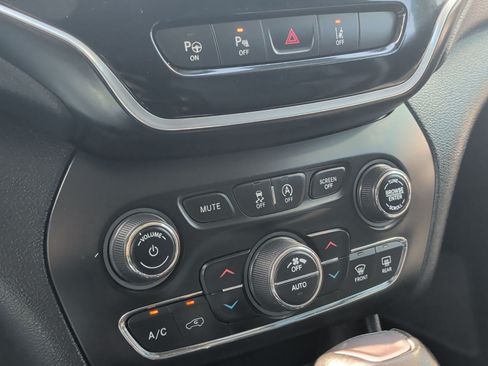 Used 2022 Jeep Cherokee Limited AWD/4WD image 19