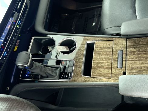 Used 2025 Toyota Sienna Platinum image 25