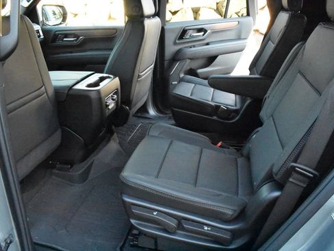 Used 2025 GMC Yukon Denali w/ Sun & Power Step Package image 31