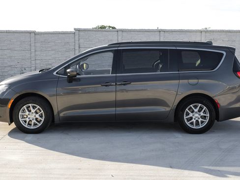Used 2020 Chrysler Voyager Lxi image 12