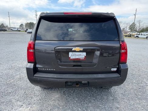 Used 2017 Chevrolet Suburban LT image 2
