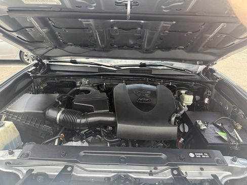 Used 2017 Toyota Tacoma SR5 w/ Tow Package AWD/4WD image 21