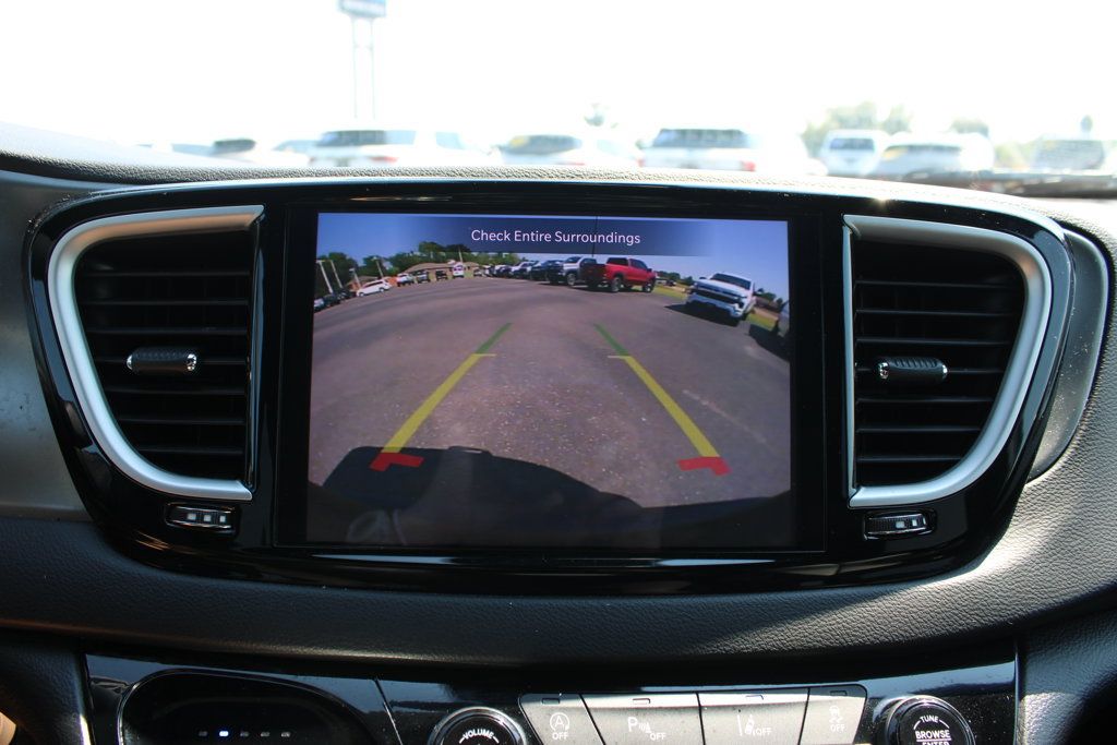 Used 2025 Chrysler Pacifica Select FWD image 53
