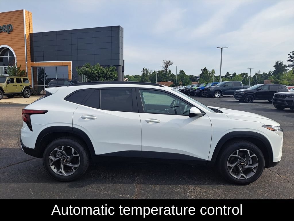 Used 2025 Chevrolet Trax LT w/ LT Convenience Package FWD image 2