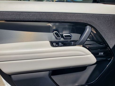 Used 2025 Land Rover Range Rover Sport SE image 19