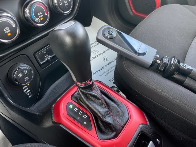 Used 2017 Jeep Renegade Trailhawk AWD/4WD image 17