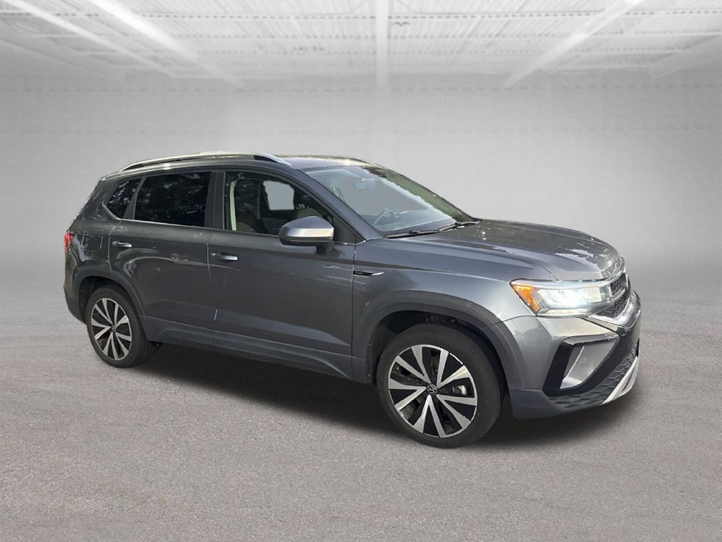 Used 2023 Volkswagen Taos SE FWD image 2