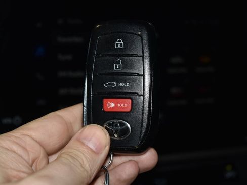 Used 2025 Toyota Camry SE image 16