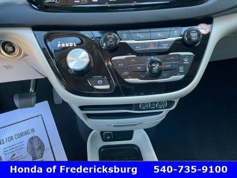 Used 2024 Chrysler Pacifica Touring-L FWD image 40