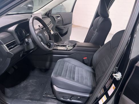 New 2025 Mitsubishi Outlander SE image 9