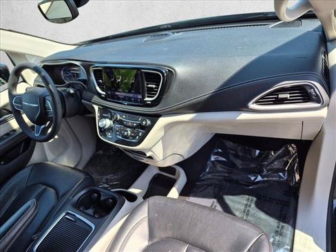 Used 2022 Chrysler Pacifica Touring-L FWD image 21
