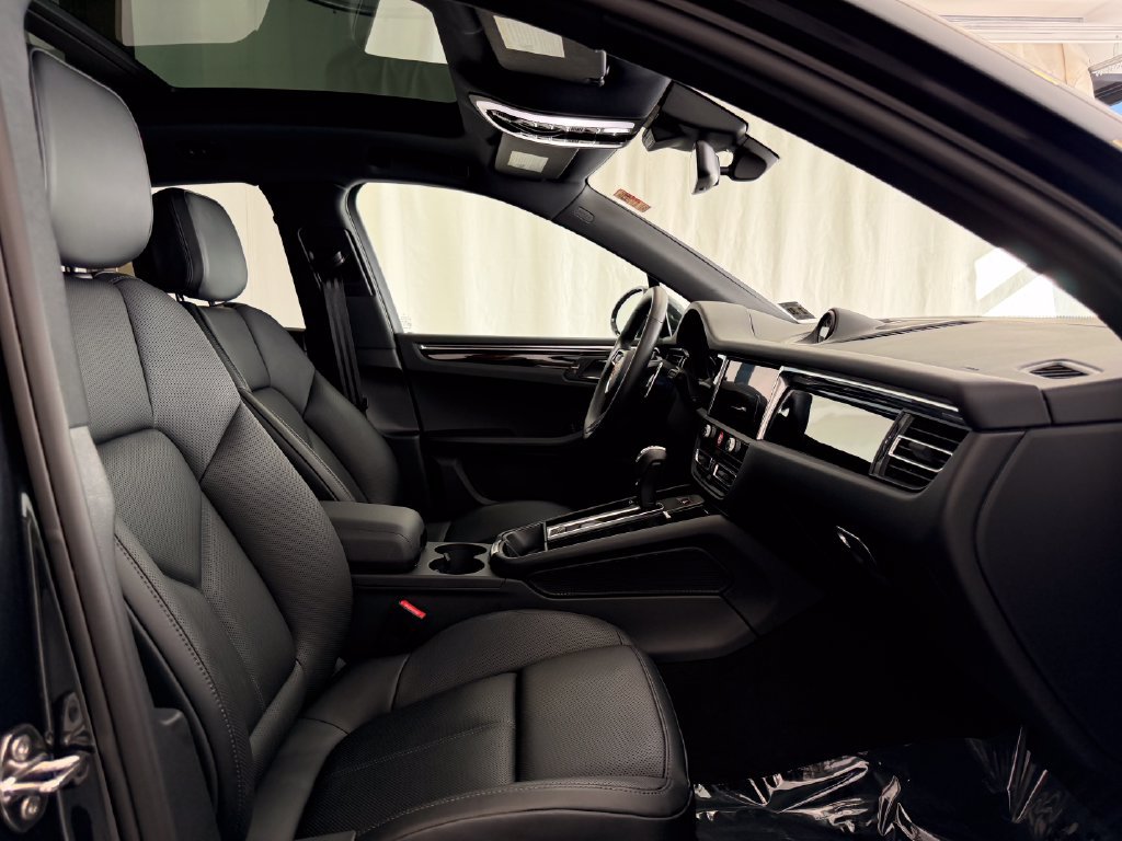 Certified 2026 Porsche Macan AWD/4WD image 16