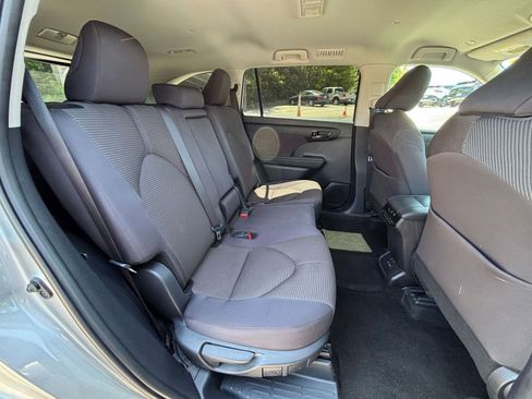 Used 2025 Toyota Highlander LE FWD image 37