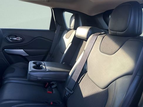 Used 2018 Jeep Cherokee Latitude Plus image 19