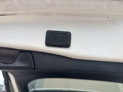 Used 2021 Toyota RAV4 XLE w/ Convenience Package FWD image 9