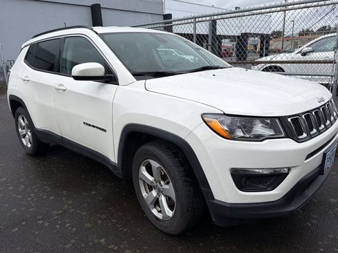 Used 2018 Jeep Compass Latitude FWD image 2