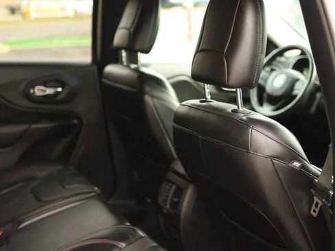 Used 2019 Jeep Cherokee Trailhawk AWD/4WD image 42