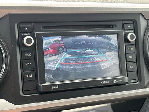 Used 2016 Toyota Tacoma SR5 w/ SR5 Appearance Package (SN) image 10