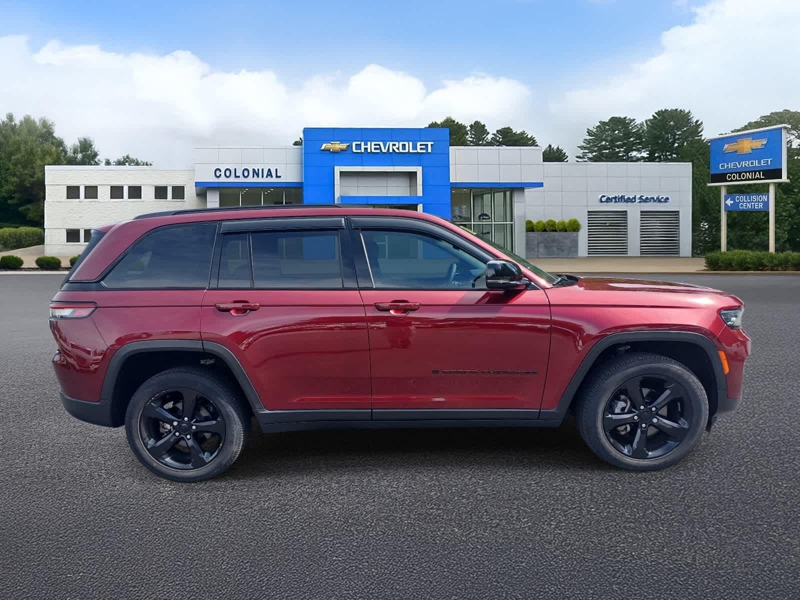 Used 2023 Jeep Grand Cherokee Altitude AWD/4WD image 3