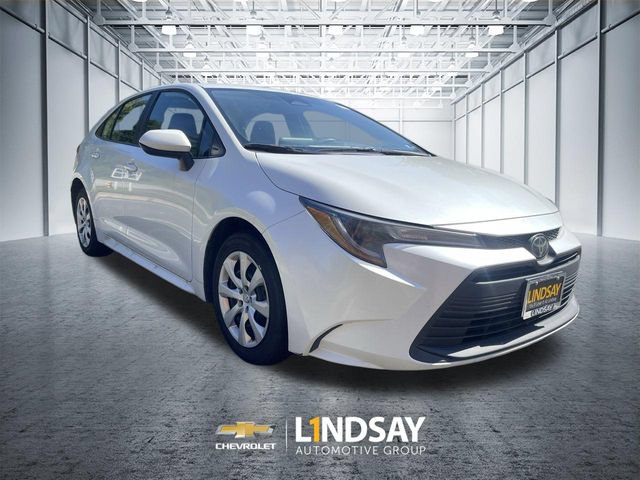 Used 2025 Toyota Corolla LE FWD image 2