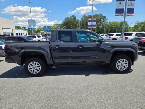 Used 2024 Toyota Tacoma SR5 AWD/4WD image 4