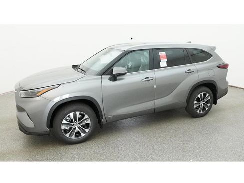 New 2026 Toyota Highlander XLE image 2