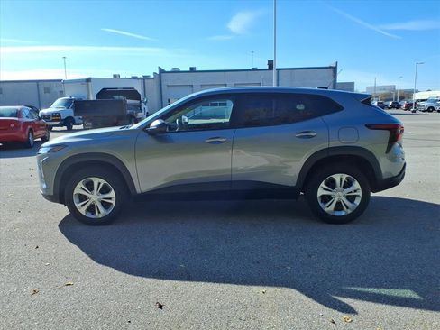 Used 2025 Chevrolet Trax LS image 4