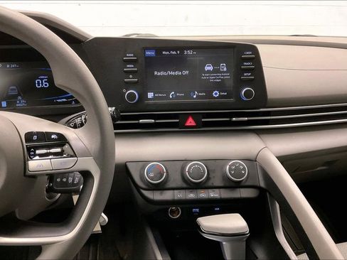 Used 2024 Hyundai Elantra SE image 4