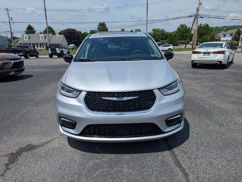 Used 2024 Chrysler Pacifica Limited FWD image 2