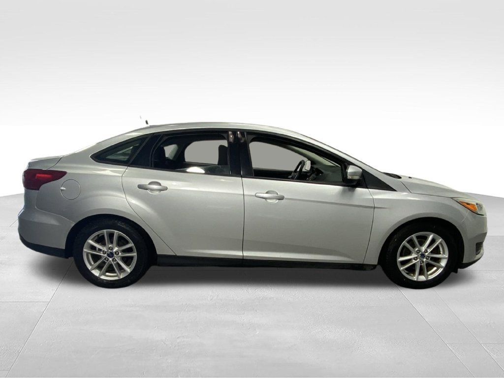 Used 2016 Ford Focus SE w/ SE Power Seat Package FWD image 10