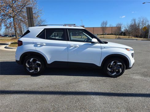 Certified 2025 Hyundai Venue SEL image 3