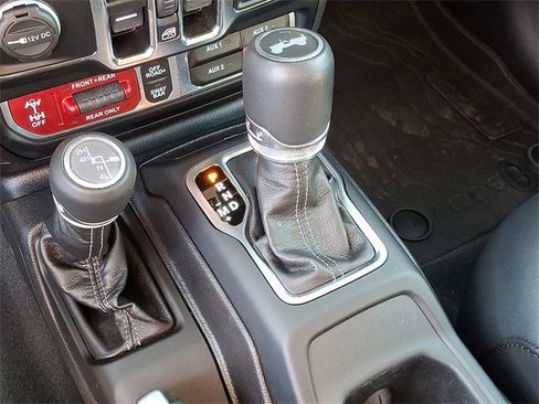 Used 2024 Jeep Wrangler Unlimited Rubicon w/ Technology Group image 14