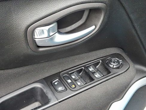 Used 2020 Jeep Renegade Latitude AWD/4WD image 12