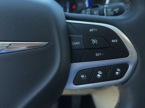 Used 2024 Chrysler Pacifica Touring-L FWD image 29