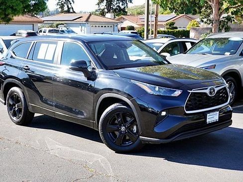 Used 2024 Toyota Highlander LE image 3