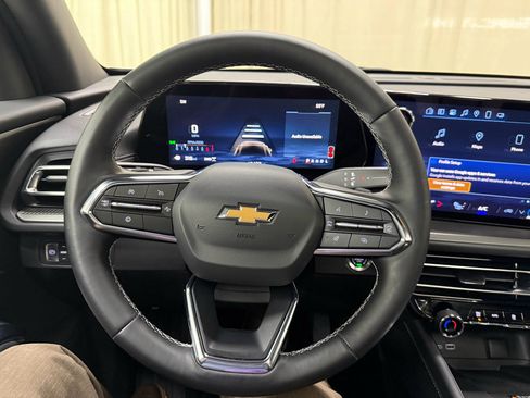 Used 2025 Chevrolet Traverse LT w/ Sun and Wheel Package image 33