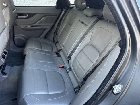 Used 2017 Jaguar F-PACE R-Sport image 8