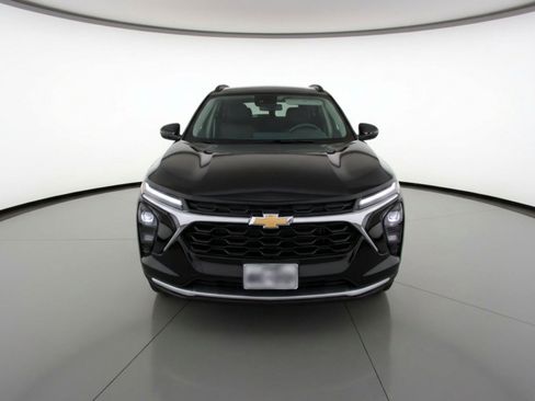 Used 2025 Chevrolet Trax LT FWD image 2