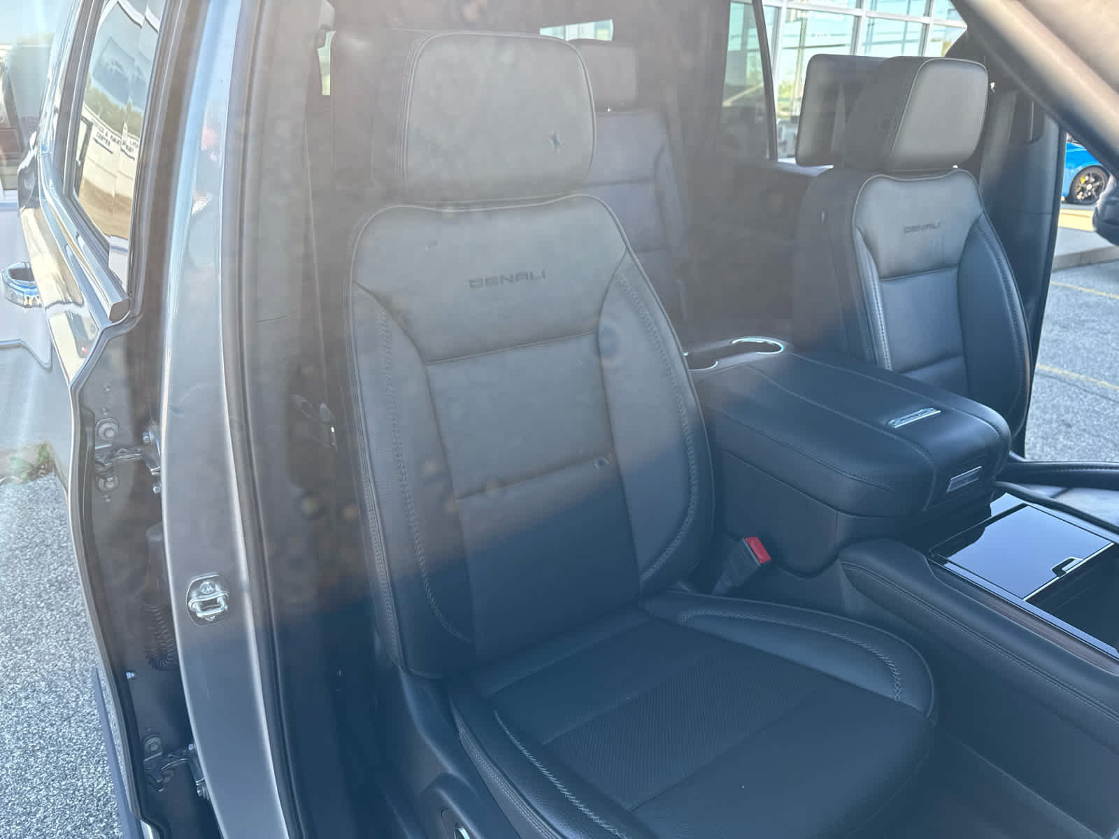 Used 2025 GMC Yukon Denali w/ Denali Reserve Package AWD/4WD image 24