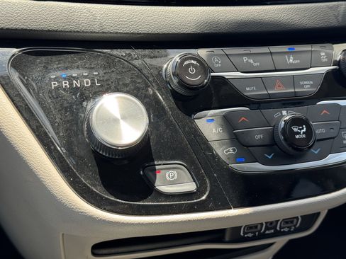 Used 2023 Chrysler Pacifica Touring-L FWD image 19