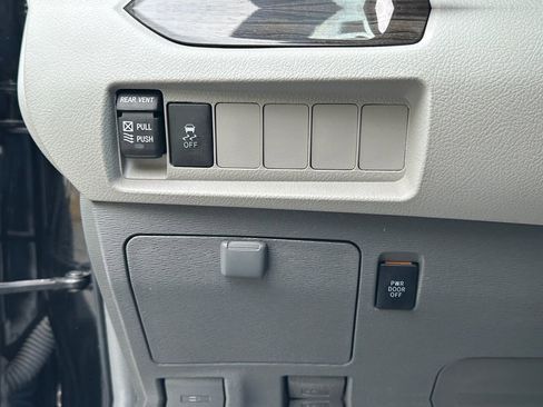 Used 2018 Toyota Sienna XLE FWD image 25