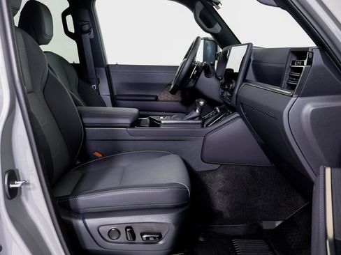 Used 2025 Lexus GX 550 w/ Accessory Package (2T) image 8