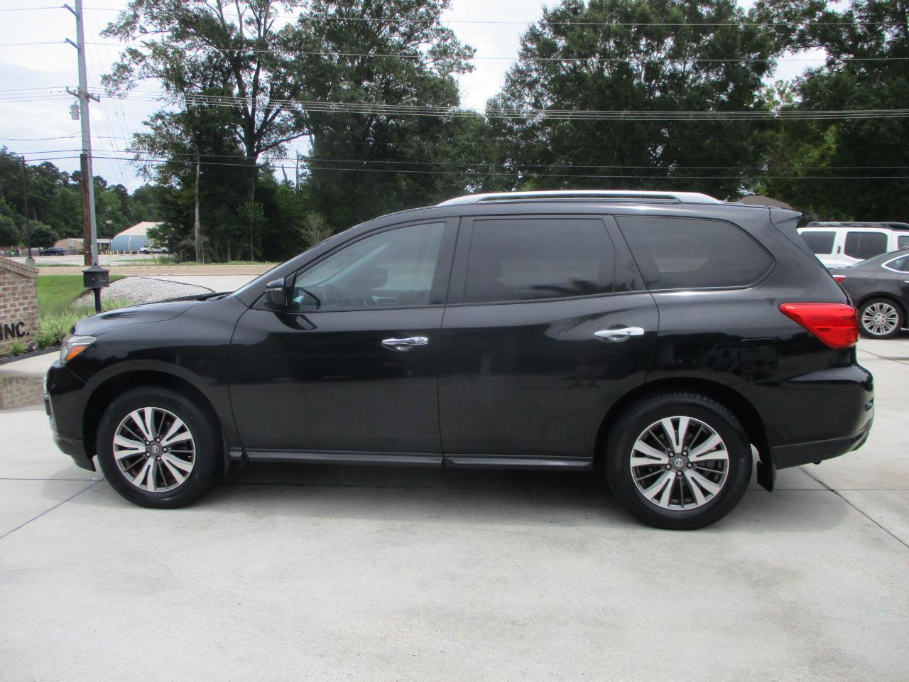 Used 2017 Nissan Pathfinder SV FWD image 2